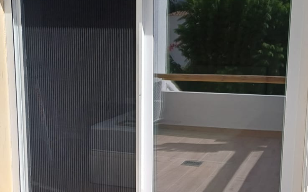 Instalación de Puerta con Mosquitera para Terraza