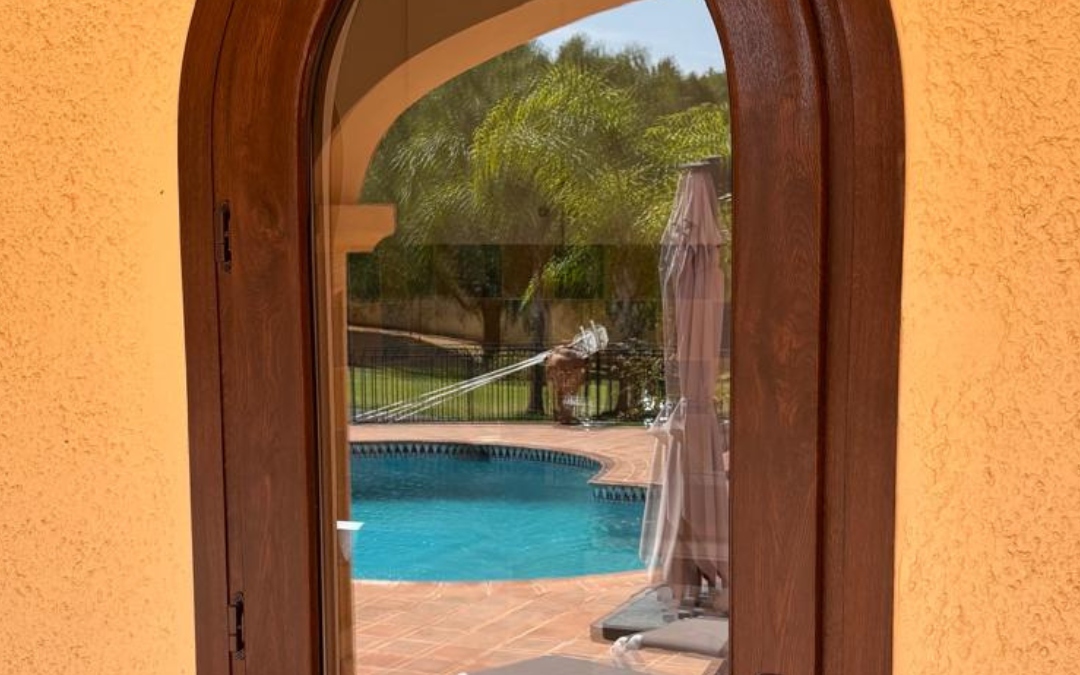 Puerta con acabado madera y diseño arqueado