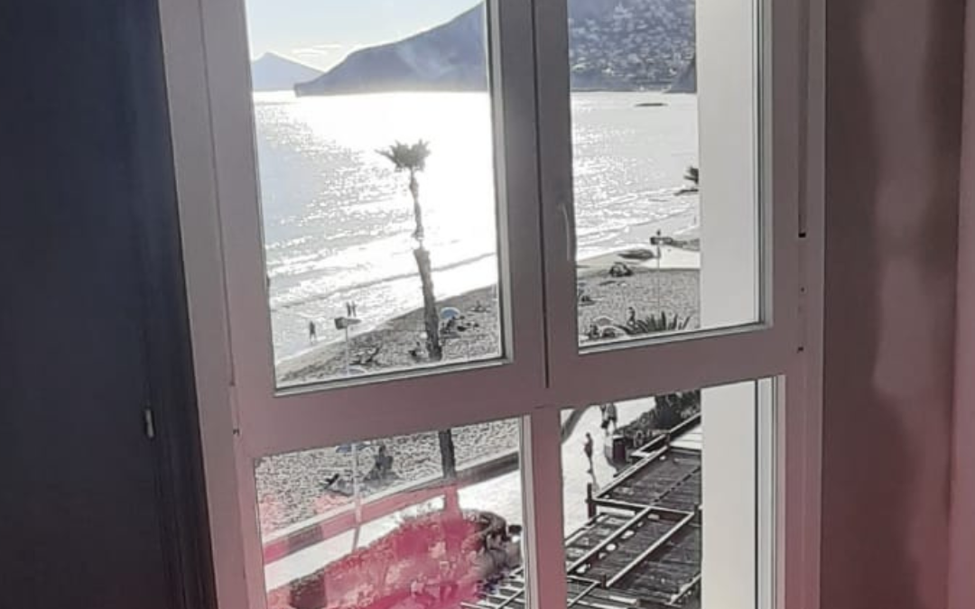 Ventana en PVC blanco con vistas al mar