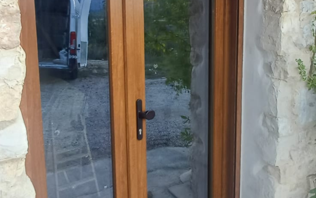 Puerta con acabado efecto madera para vivienda rústica